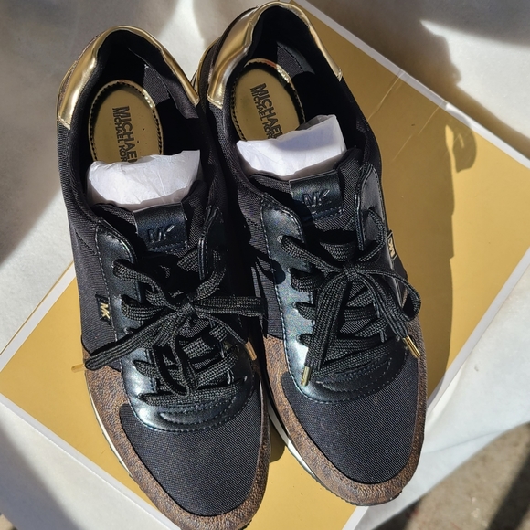 Shoes - Picture 2 of 6